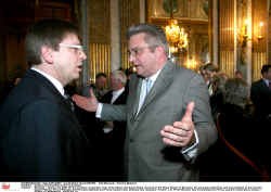 Premier Guy Verhofstadt in een geanimeerd gesprek met prins Laurent na zijn nieuwjaarsboodschap op het paleis. De premier pleitte daarin voor een nieuwe staatshervorming.