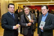 Kersvers schepen van cultuur Kris Declercq, auteur Eric Derluyn en Gino Dehullu van de cultuurdienst.