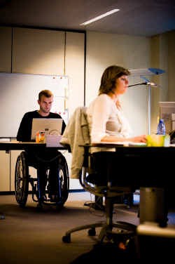 De Vlaamse overheid wil tegen 2010 ongeveer 1.800 werknemers met een arbeidshandicap.