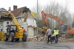 De twee onbewoonbaar verklaarde huisjes werden gesloopt.