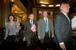 Hoog bezoek in Charleroi: (v.l.n.r.) minister van Justitie Laurette Onkelinx, premier Guy Verhofstadt, burgemeester Leon Casaert en minister van Binnenlandse Zaken Patrick Dewael.