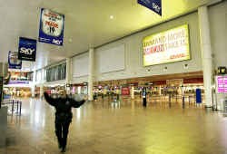 Na een valse bommelding werd de luchthaven afgelopen vrijdag ontruimd. Dat verliep erg moeizaam.