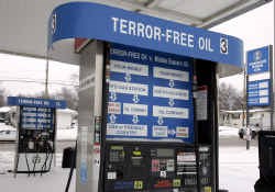 Terror-Free Oil moet een keten worden van tankstations die benzine verkopen, gemaakt uit olie van buiten de Perzische Golf.