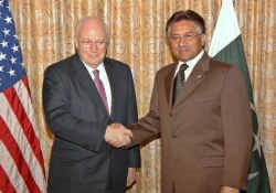 De Pakistaanse president Pervez Musharraf en de Amerikaanse vice-president Dick Cheney.