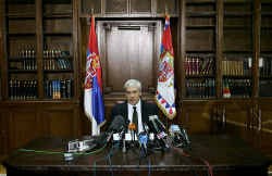 De Servische president Boris Tadic noemde het arrest van het Internationaal Gerechtshof 'belangrijk' en riep op tot een zo snel mogelijke arrestatie van allen 'die verantwoordelijk zijn voor oorlogsmisdaden'.