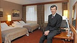 General manager Lucas Brakx in een kamer die al volledig werd vernieuwd. Alles is nieuw, behalve de bedden. Michel Vanneuville