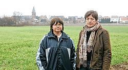 Rita Decock en Marleen Roelants: ,,Het woonuitbrei-<br>dingsgebied staat te weinig in verbinding met het dorp.''<br>Koen Merens<br>