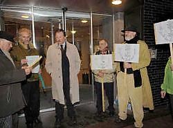 Luc Versteylen van de actiegroep leest een tekst voor, in het midden luistert burgemeester Marc Van de Vijver. Paul De Malsche<br>