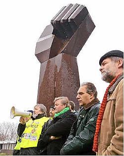 VILVOORDE Het waren slechts enkelingen die opgekomen waren naar De Vuist om de tiende verjaardag van de sluiting van Renault te herdenken. ,,Je krijgt daar geen respons meer voor van de syndicaten'', zegt vakbondsman Jan Dereymaeker. De actievoerders kre