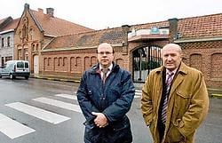 Schepen Didier Vandeputte en Johan Denolf, directeur van de Izegemse Bouwmaatschappij, die de vroegere klaslokalen, de turnzaal en de kapel willen omvormen tot woongelegenheden. Stefaan Beel