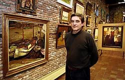 Guy De Vuyst bij het schilderij 'Sloepen in de haven' van Gustave De Smet: ,,Ik denk dat de topwerken rond de 75.000euro zullen opbrengen.'' Paul De Malsche