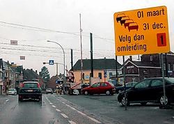 Grote borden waarschuwen voor verkeershinder aan de Stationsstraat. Carol Verstraete