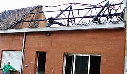 ZEMST Hoewel het nog niet met zekerheid kan gezegd, is een kortsluiting de vermoedelijke oorzaak van een brand in een leegstaande woning aan de Cardijnstraat 4 in Eppegem. Buren werden gewekt door een brandgeur en verwittigden de brandweer. Toen die er a