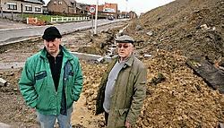 Pierre Verhelst en Gerard De Ridder zijn blij dat de huizenhoge modderhoop zal worden weggehaald.<br>Koen Merens<br>