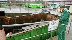 Als bezoekers golfplaten met asbest in de container gooien, kunnen die breken, wat een giftige stofwolk veroorzaakt. Eddy Van Ranst<br>