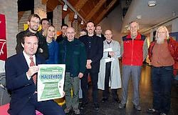 Burgemeester Dirk Pieters en de vele vrijwilligers zijn gelukkig met het grote succes van de boomplantactie.Yvan De Saedeleer<br>