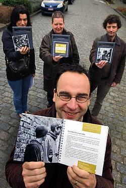 De Kuurnse schepen van Sociale Zaken Francis Benoit toont de brochure '30 maal sociaal design', achteraan de ontwerpers van de brochure. Patrick Holderbeke<br>