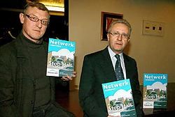 Fons De Neve (links) en burgemeester Fredy Tanghe tonen het nieuwe gemeentelijk informatieblad: ,,Er moet een nieuwe wind waaien door de gemeente.''Vacas