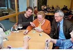 Directeur Philippe Schollaert (links) en OCMW-voorzitter Geert Depondt (rechts) helpen de kaartende dames een handje. Stefaan Beel