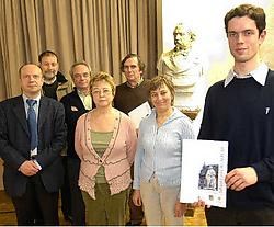 De leden van de vzw Servais willen de cellovirtuoos bekend maken bij de scholieren.Yvan De Saedeleer<br>