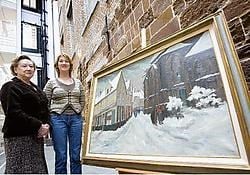 Betty en Pascale Vanaudenhove met een werk van de Diestse kunstschilder War Macken.Jef Collaer<br>