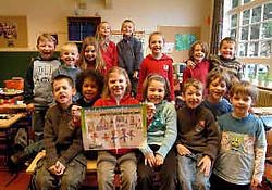 Liza Pierlé toont de winnende tekening aan haar klasgenoten van het eerste leerjaar. Lily Leys<br>
