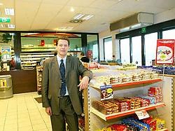 Manager Werner Segers is maar wat fier dat zijn tankstation drie sterren kreeg. Eddy Van Ranst<br>