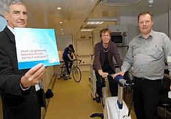 Eric De Bruyne, Christophe Maes en gedeputeerde Marleen Titeca-Decraene testen hun conditie in de sportmobiel. Michel Vanneuville<br>