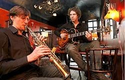 Gitarist Filip Verneert en saxofonist John Snauwaert: ,,We houden het wel in de hand, denk niet dat het hier elke woensdag-<br>avond een complete chaos is.'' Frederiek Vande Velde<br><br>
