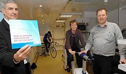 Eric De Bruyne, Christophe Maes en gedeputeerde Marleen Titeca-Decraene testen alvast hun conditie in de sportmobiel. Michel Vanneuville<br>