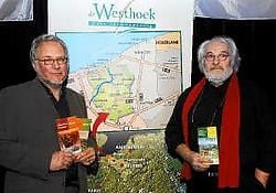 Johan Martin van Westtoer en Jan Dhondt tonen de nieuwe toeristische brochure van de Westhoek. Isabel Vanhassel<br>