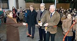 De burgemeester mocht het lintje voor de nieuwbouw feestelijk doorknippen. Stefaan Beel<br>