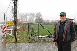 Frans Galle op de strook grond die onteigend wordt om de twee fietspaden op de gemeentegrenzen te verbinden. Guy Van <br>Den Bossche