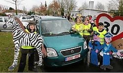 De ouders houden zich, bij de controle door de kinderen, netjes aan de regels, maar ,,we zullen zien of dat de hele week zo blijft''. Frederiek Vande Velde