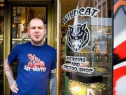 Larry is eigenaar van Wild Cat. ,,Namen van een verloren liefde zijn dikwijls een bron van spijt., Wim Daneels<br>