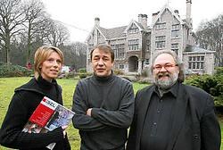 Peter Cooreman (midden), samen met Ilse Adam en medewerker Luc Schreyen: ,,Het pand en het park zijn er om gebruikt te worden en er mensen over de vloer te laten komen.'' Frederiek Vande Velde