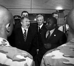 Kabila begin 2004, met Flahaut op bezoek in de Koninklijke Militaire School.Isopress Senepart<br>