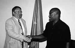 André Flahaut (links) op bezoek bij president Kabila, in augustus 2004.belga<br>
