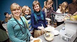 Pandora, Sarah en Tine reizen met gemengde gevoelens naar Senegal. ,,Misschien komen we wel te arrogant over.'' Jef Collaer<br>