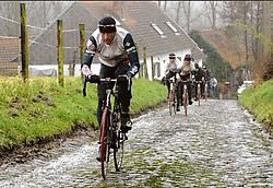 Leif Hoste lost zijn ploegmaats op de Molenberg tijdens de verkenning van de Omloop. ,,Het is voor het type renners als Boonen en Hoste niet evident om in Lokeren te scoren'' zegt hij.Photo News<br>