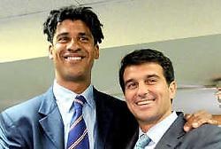 Trainer Frank Rijkaard (l.) en voorzitter Joan Laporta.epa<br>