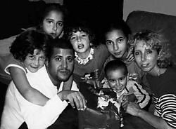 Geneviève Lhermitte met haar man en kinderen (vlnr.) Mina (8), Norah (12), Myriam (10), Yasmine (14) en Mehdi (3).<br> Bernard Demoulin<br>