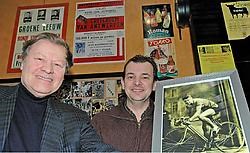 Arthur Decabooter in café Sportpaleis in Zingem, waar hij woonde toen hij de Ronde won in 1960, samen met zijn neef Eric Ronsse die momenteel het café uitbaat. Guy Van Den Bossche<br>