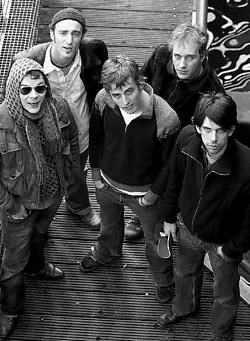 Bert Ostyn (midden) met Absynthe Minded: ,,We willen op Europees vlak iets betekenen.''Goedefroit Music<br>