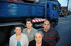 Geert De Ruyck - samen met vrouw MartineVanthuyne, dochter Valerie en grootmoeder Elisabeth Dewaele - woont in de bocht van de Waalstraat: ,,De auto's en trucks razen hier vaak voorbij.'' <br>