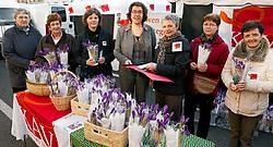 Annick Willems (midden), burgemeester van Sint-Laureins, kreeg op de markt in Eeklo krokussen aangeboden namens KAV Oost-Vlaanderen. In haar gemeente is het college gelijk verdeeld. Vacas