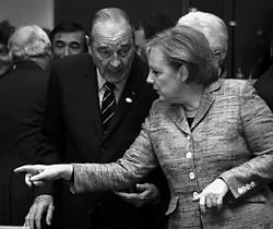 Jacques Chirac tracht Angela Merkel te overtuigen dat kernenergie en bruinkool samen als weinig koolstof uitstotende energieën in rekening gebracht kunnen worden om de EU-doelstellingen van klimaatbescherming te halen. belga<br>