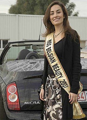 Miss Belgian Beauty rijdt prijswagen in de prak