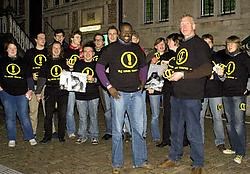 Schepen Wouter Van Bellingen (Spirit) ontving aan de Grote Markt van Sint-Niklaas de eerste actiesticker en het eerste T-shirt. Luc Verstraeten