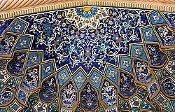 Patronen in het Shah-e Cheragh-mausoleum in de Iraanse stad Shiraz.corbis<br>